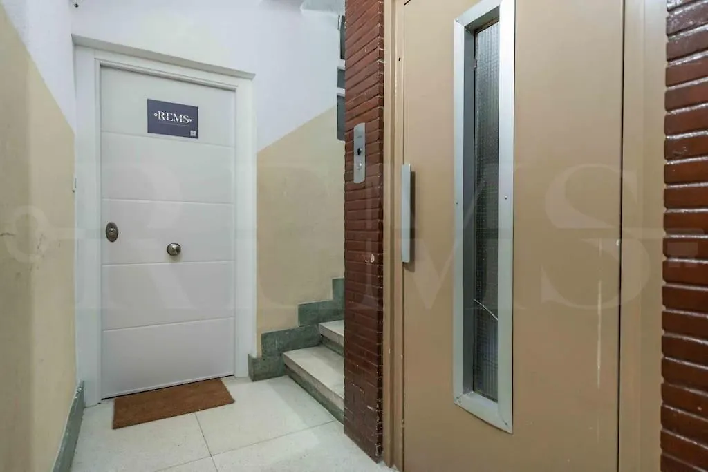 מאלגה Spacious 3 Bedroom Apartment By Rems